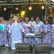 41- Une chorale dont les femmes portent la robe missionnaire devenue traditionnelle 